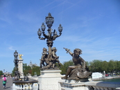 Фонари и скульптуры на самом красивом мосту Парижа