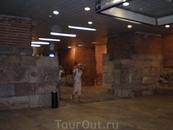 Остатки стен древнейшего прародителя современной Софии - крепости Сердика, в буквальном смысле заложены в основании города: их фрагменты можно увидеть ...