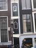Самый маленький дом, как там кровать умещается. В древности Амстердамцы платили налог за фасад, выходящий на каналы, чем длиннее фасад, тем больше налог ...