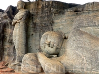 Стоящий и умерающий Будда. Все фигуры каменные и огромные - Каменная святыня (местное название &quotГал Вихара&quot - 12 Век н.э)