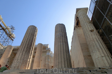 Снизу, от подножия пиргоса, особенно величаво выглядит мощная колоннада Пропилеи, построенных архитектором Мнесиклом в 437—432 гг. до н. э. На высоких ступенях подиума поднимаются колонны, выполненные