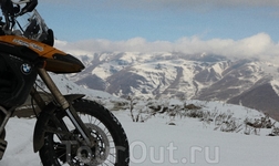 путь через Армянские перевалы с величественными снежными видами и гирляндами крутых серпантинов путь через Армянские перевалы с величественными снежными видами и гирляндами крутых серпантинов