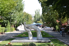 В  Ереване много памятников на улицах
