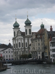 Рядом с церковью Иeзуитов расположен Рыцарский дворец. Первоначально это ренессансное здание принадлежало ордену иезуитов, а с 1804 года стало резиденцией ...