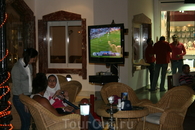 Египтянки тоже не против покурить кальян и посмотреть футбольный матч
