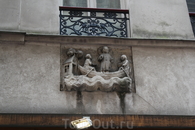 Старейшая уличная вывеска - барельеф XIV в.