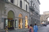 Идем на площадь  Республики. С 1115 года Флоренция превратилась в независимую коммуну и начался  расцвет города.А с 1865 по 1871 годы Флоренция  была столицей ...