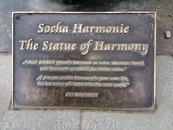 Надпись на табличке перед статуей "Гармония" гласит "Создай гармонию в своей жизни, и эта гармония распространится на весь мир"