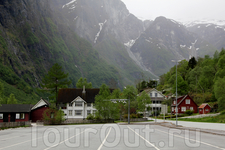 городок (деревня) Гудванген находится в Нерёйфьорде в красивом ущелье в окружении крутых скал