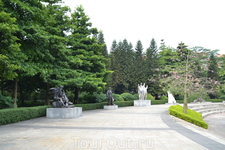 Парк скульптур.Парк скульптур Гуанчжоу (Guangzhou Sculpture Park, 广州 雕 塑公园) располагается на территории более 46 гектар и находится на улице Си Танг Си ...