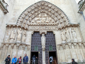 Один из четырех порталов Собора (La Portada del Sarmental), через который входят в Собор туристы. Портал был построен в 1230 - 1240 годах и является одним ...