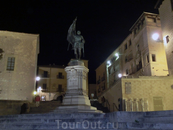 Ночная Plaza de Sirenas с памятником народному герою Сеговии, участнику движения "comuneros" Хуану Браво.