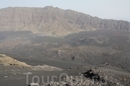 Гиды спускают туристов прямо по сыпухе. Но, озираясь на опыт Килиманджаро, а также учитывая подозрительно крутые углы конуса кратера, предпочли долго и ...