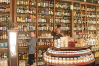 В Паратти много магазинов с местной алкогольной продукцией, настойки и ликёры на основе фруктов, кофе и какао к тому же и закуски на любой вкус найдутся ...