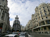 Наконец перед нами открывается вторая большая улица Мадрида, знаменитая Gran Via. Edificio Grassy (Дом Грасси) - стоит в самом начале знаменитой мадридской ...
