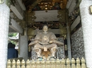 За  воротами храма расположены самые большие ворота храма Тосёгу — Нио-мон, охраняемыми фигурами двух Царей-Дэвов