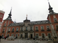 Дворец Санта-Крус (Palacio de Santa Cruz) на Plaza de Provincia строился с 1620 по 1640 гг. Название «Дворец святого Креста» здание получило в 1767 году. В 1846 году случился пожар. Дворец был основат