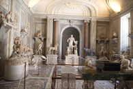 Богатейшая коллекция античной скульптуры в Ватикане.