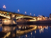 Пока мы плавали к острову Маргарет, стемнело, зажглись фонари.