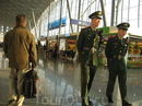 А это наряд милиции в пересадочном аэропорту Урумчи (северо-западный Китай)