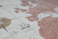 Мозаика на площади перед Беленской башней-роза ветров и карта мира,где отмечены морские открытия португальцев.