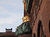 Королевские символы украшают многие здания Копенгагена.