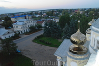 Было уже довольно поздно , но часть нашей группы все-таки поднялась на колокольню собора, рискуя быть закрытыми в храме.