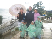 Дождь не останавил нас ....3 дождивика купленных в рыбацком магазине,один зонт на четверых и вперед)))