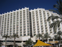 Отель Хилтон построен израильтянами и был отдан египтянам, когда Израиль отдал Синайский полуостров Египту. В этом отеле произошел теракт в 2005г. Раньше ...