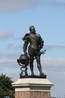 Памятник сэру Фрэнсису Дрейку. Он стал первым англичанином, совершившим кругосветное плавание. Посвящен в рыцари Елизаветой 1, а также завез в Англию табак ...
