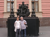 В Михайловском замке. Памятник во внутреннем дворе