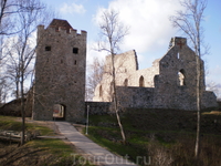 Латвия, Сигулда. Старый замок.
Чтобы подчинить себе окрестные земли, орден Меченосцев в 1207 году построил мощный каменный замок  Зигвальд  или  Зегеволд ...