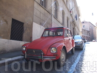 Вот такой ретро-автомобиль в Риме