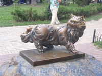 Бронзовый памятник коту Пантюше, погибшему при пожаре в кафе, находившемся рядом с воротами, "водвигнут " на пожертвования горожан.