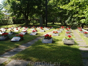 Могилы около церкви погибших в 1940-е годы