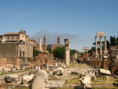 Храмы, базилики, арки, колонны - здесь совершались сделки, слушались судебные дела, устраивались народные собрания.