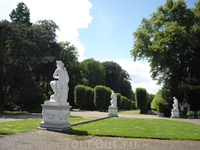 Парк со скульптурами расположен сразу  за Розовым Замком.