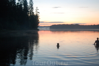 Третье Рощинское озеро поздним летним вечером. Вика плавает и пугает рыб, предназначенных отцом в скорейшем будущем на уху.