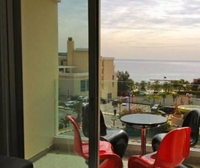 Фото отеля Avalon Beach Apartment