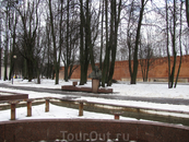 памятник Пушкину стоит возле стены