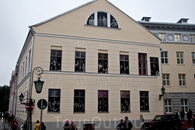 Один из корпусов университета Тарту. В окнах - фото преподавателей университета - ждут своих студентов :)