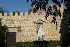 Центральная часть дворца. Перед дворцом статуя Хлоринды Кавы (Clorinda Cava), женщины, о которой я рассказывала выше