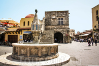  Красивый фонтан на площади Иппократус. За фонтаном лестницы - это руины торгового центра =) Только торгового центра 16 века =))