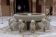 В центре ПАТИО ДЕ ЛОС ЛЕОНЕС  находится знаменитый двенадцатиугольный источник с 12 львами восточной символики, изрыгающими воду, которая течёт из главного ...