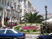 Центральная площадь в Салониках - цветочная клумба с часами