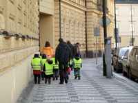 Группа детишек в светоотражающих жилетах. Не поверите, но в когда мы эту группу увидели издалека, то подумали, что это сбор местных сотрудников ГАИ, тем ...
