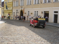И таких ретро автомобилей в Праге много