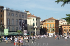 Верона.  Площадь Бра огромная, рестораны,кафе  и в центре есть  сквер, в котором много памятников и в том числе конная статуя королю  Виктору  Эммануилу ...