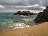 playa de Sa Boadella (он считается официальным нудистким пляжем, но по факту - он смешанный)