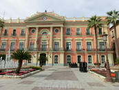 Современное здание мэрии Мурсии было построено в XIX веке на месте, которое ранее занимал Daraxarife или Palacio del Príncipe, относящийся к Алькасару ...